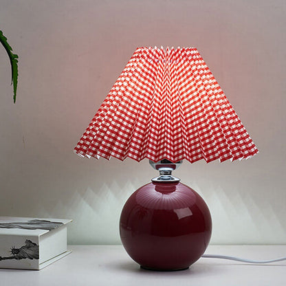 Skanto | Nordic minimalist 1-light table lamp made of ceramic with folds