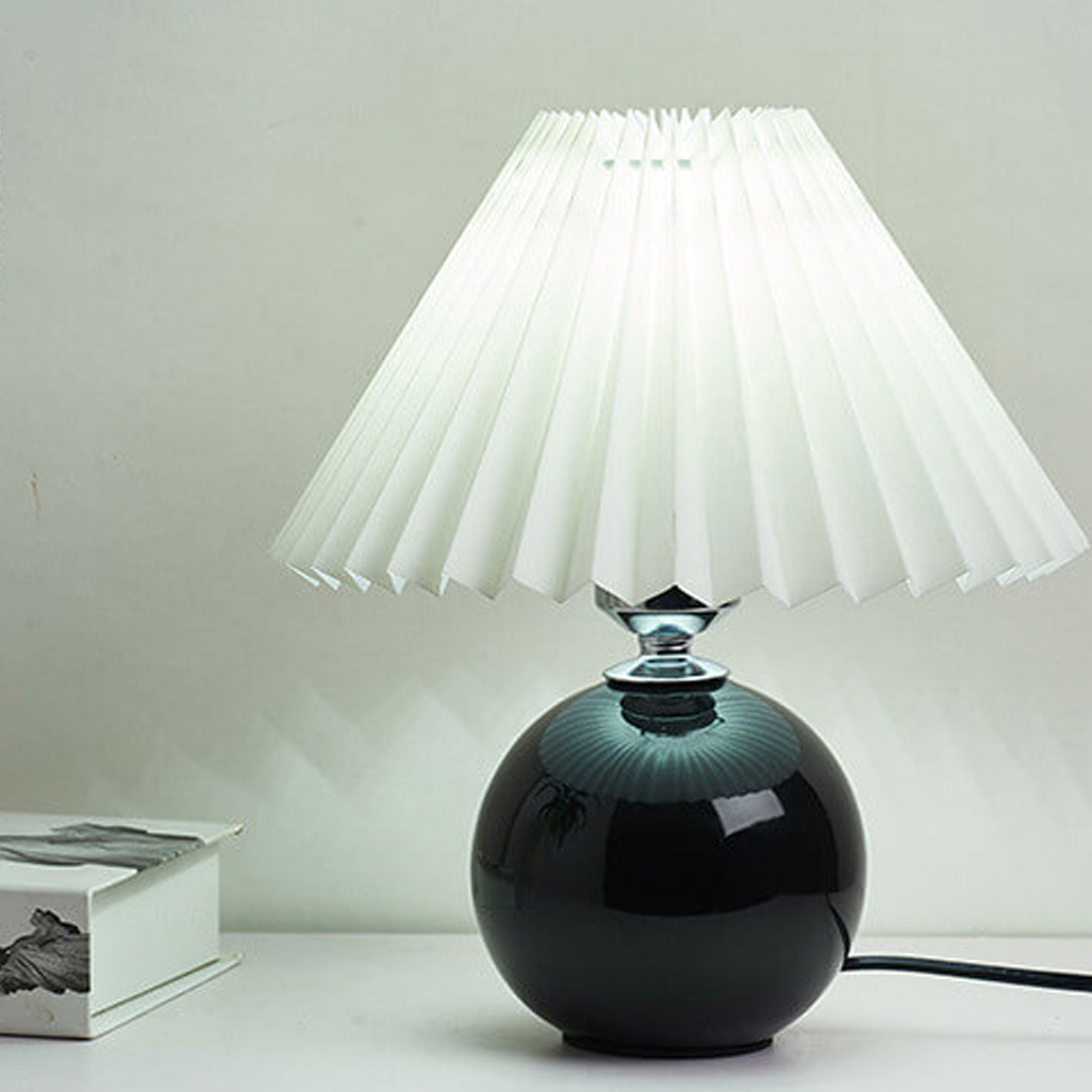 Skanto | Nordic minimalist 1-light table lamp made of ceramic with folds