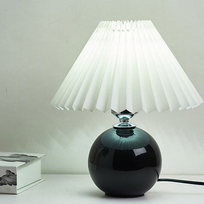 Skanto | Nordic minimalist 1-light table lamp made of ceramic with folds