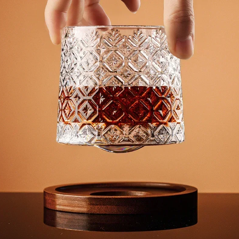 WhiskeySpin - Premium rotating whiskey glass Bowlift