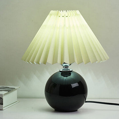 Skanto | Nordic minimalist 1-light table lamp made of ceramic with folds