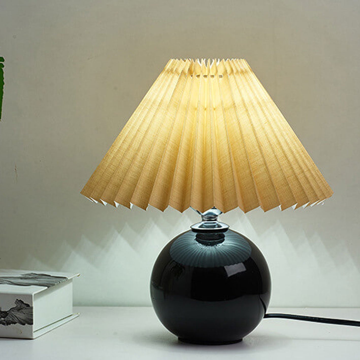 Skanto | Nordic minimalist 1-light table lamp made of ceramic with folds