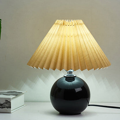 Skanto | Nordic minimalist 1-light table lamp made of ceramic with folds