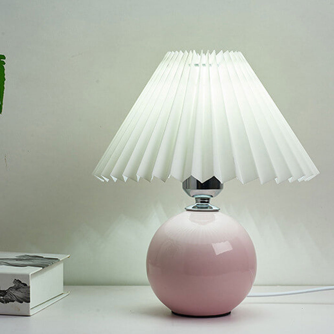 Skanto | Nordic minimalist 1-light table lamp made of ceramic with folds