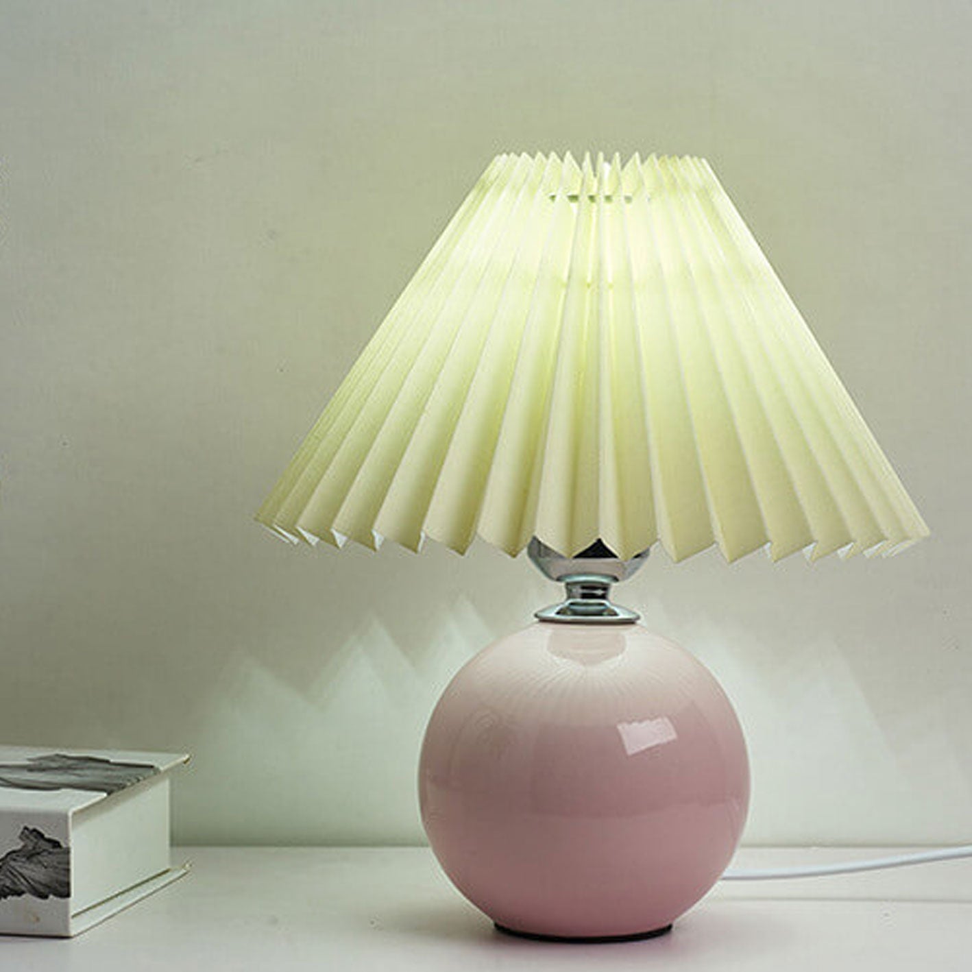 Skanto | Nordic minimalist 1-light table lamp made of ceramic with folds
