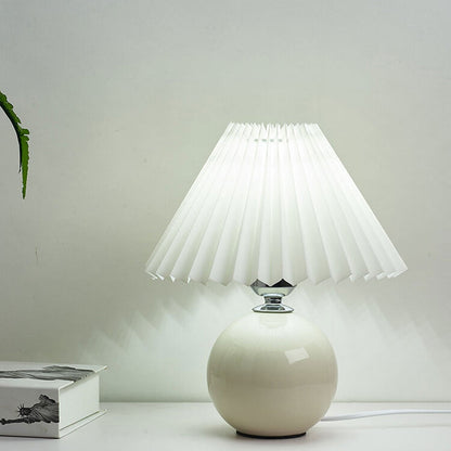 Skanto | Nordic minimalist 1-light table lamp made of ceramic with folds