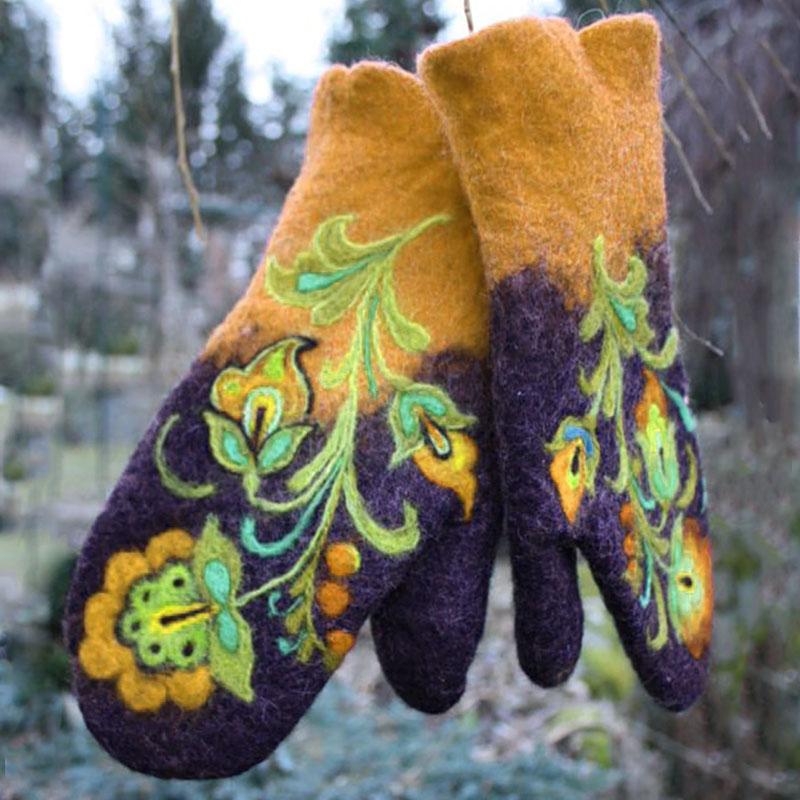 Skanto | Christmas Flower Embroidered Mittens