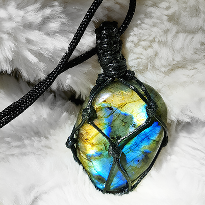 BowLift | Dragon's Heart Labradorite Necklace