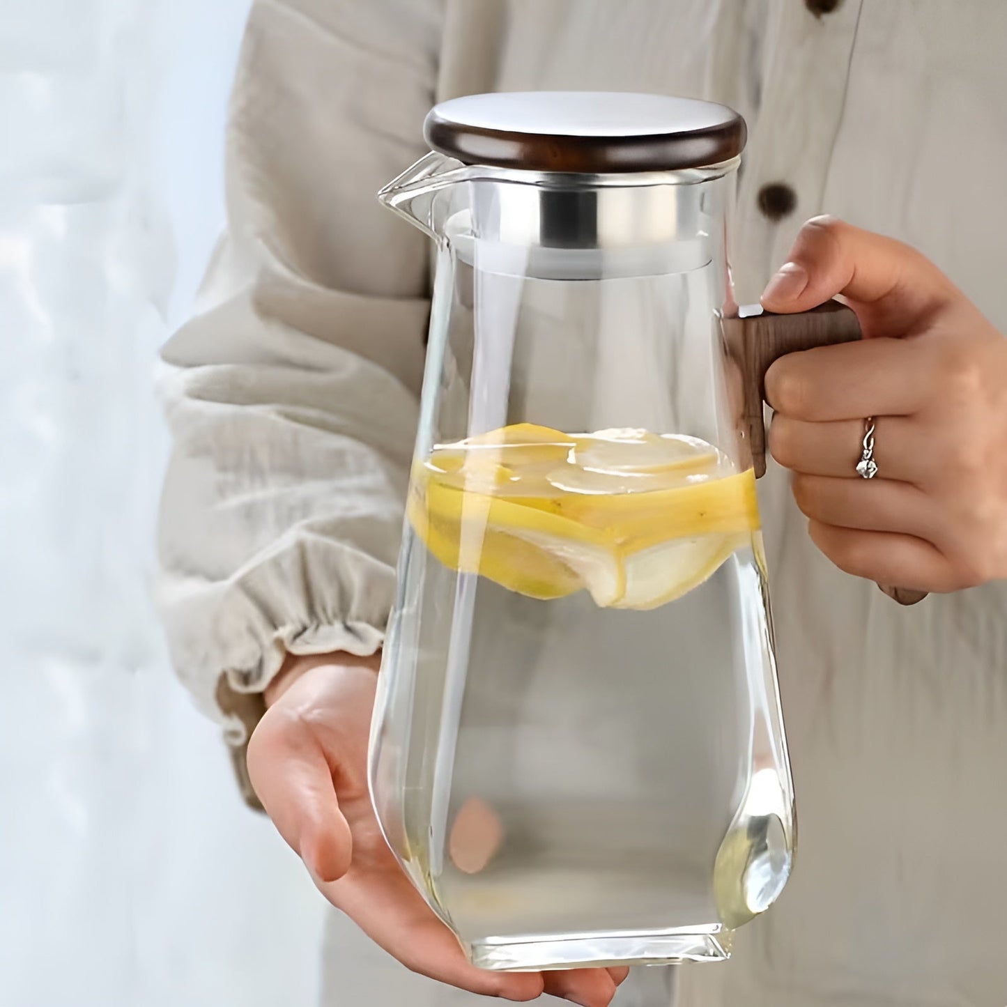 Glass pitcher with large capacity – heat-resistant and robust | Ideal for water and juice