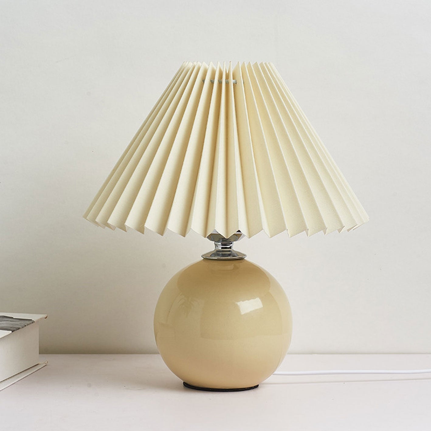 Skanto | Nordic minimalist 1-light table lamp made of ceramic with folds