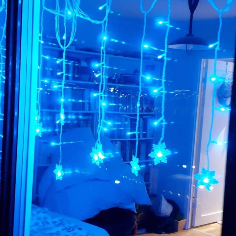 Skanto | Snowflake LED Curtain String Lights