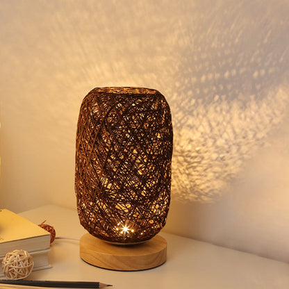Dunkelbraune Tischlampe mit Flechtmuster auf Nachttisch, warm beleuchtet