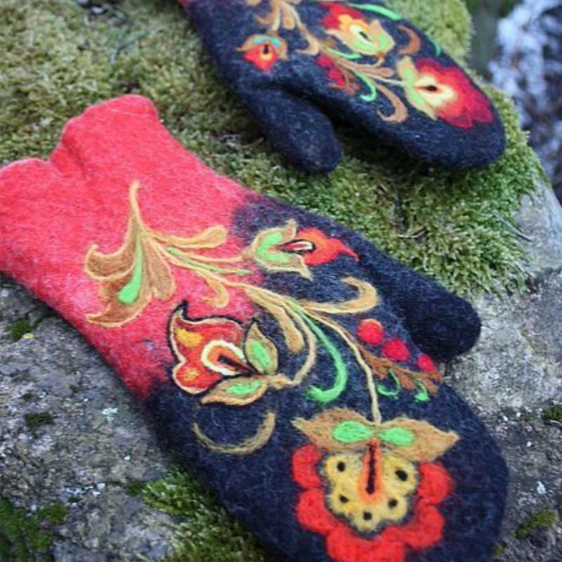 Skanto | Christmas Flower Embroidered Mittens
