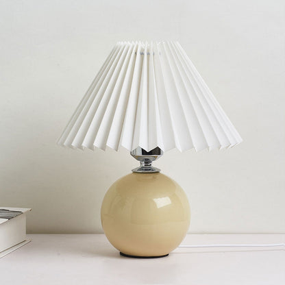 Skanto | Nordic minimalist 1-light table lamp made of ceramic with folds