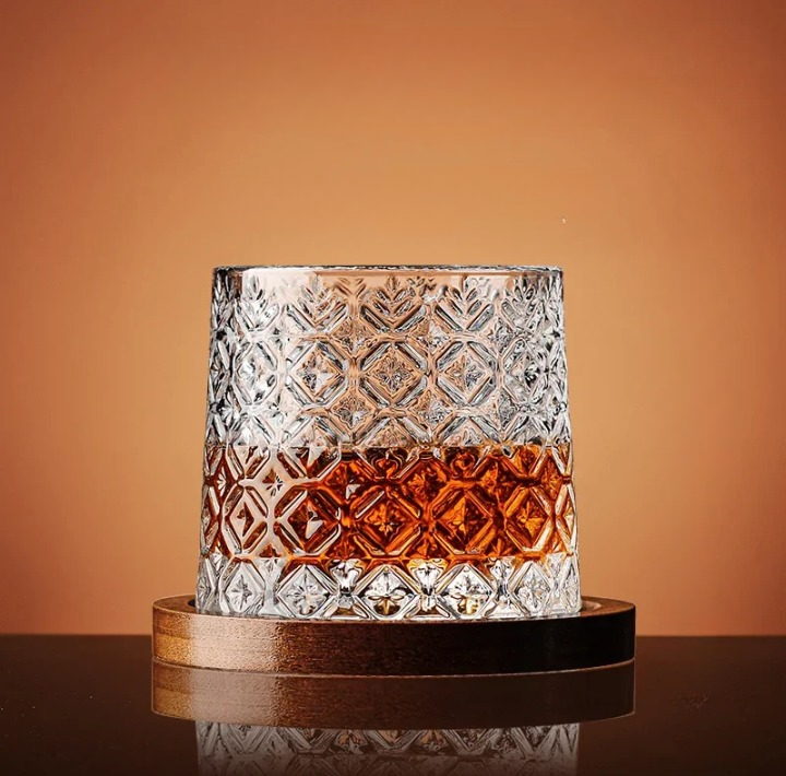 WhiskeySpin - Premium rotating whiskey glass Bowlift