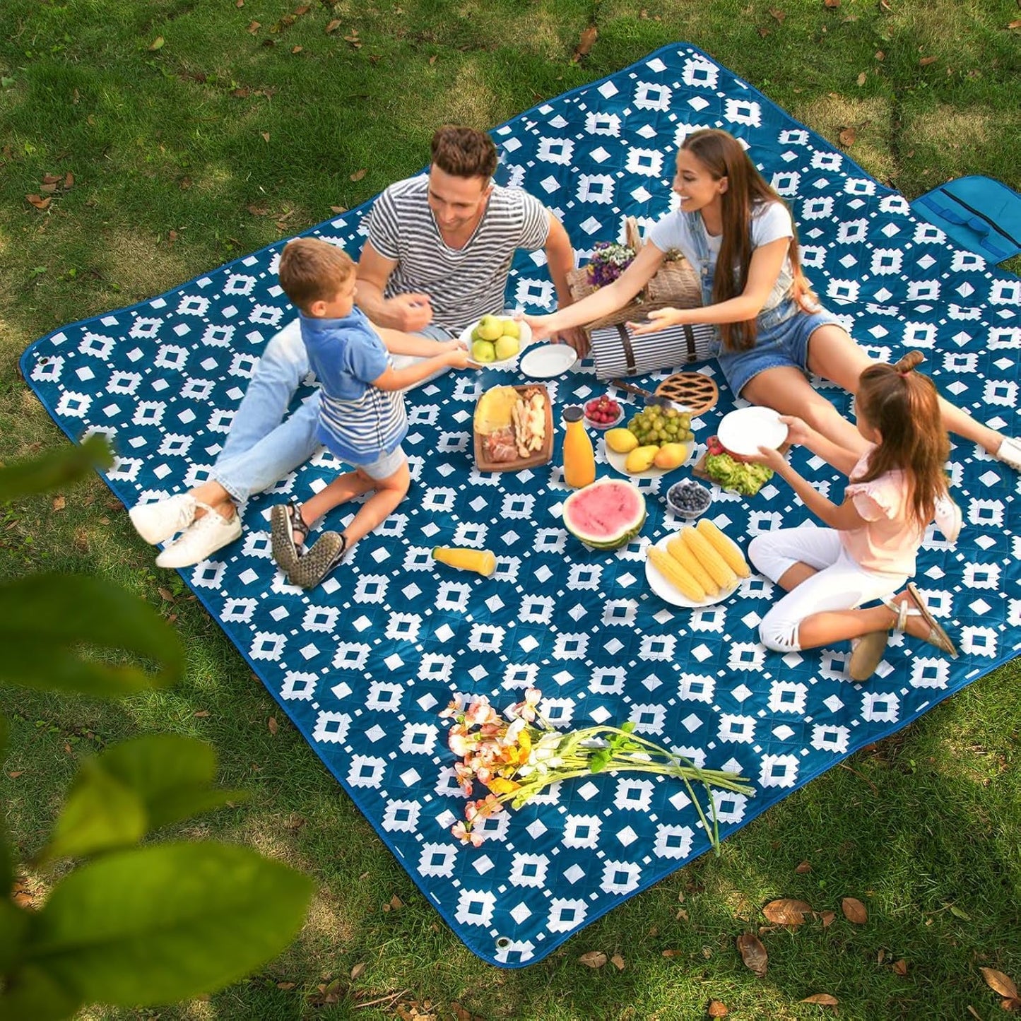 Extra large, waterproof picnic blanket 200 x 200 cm with 3 layers – MeadowRest