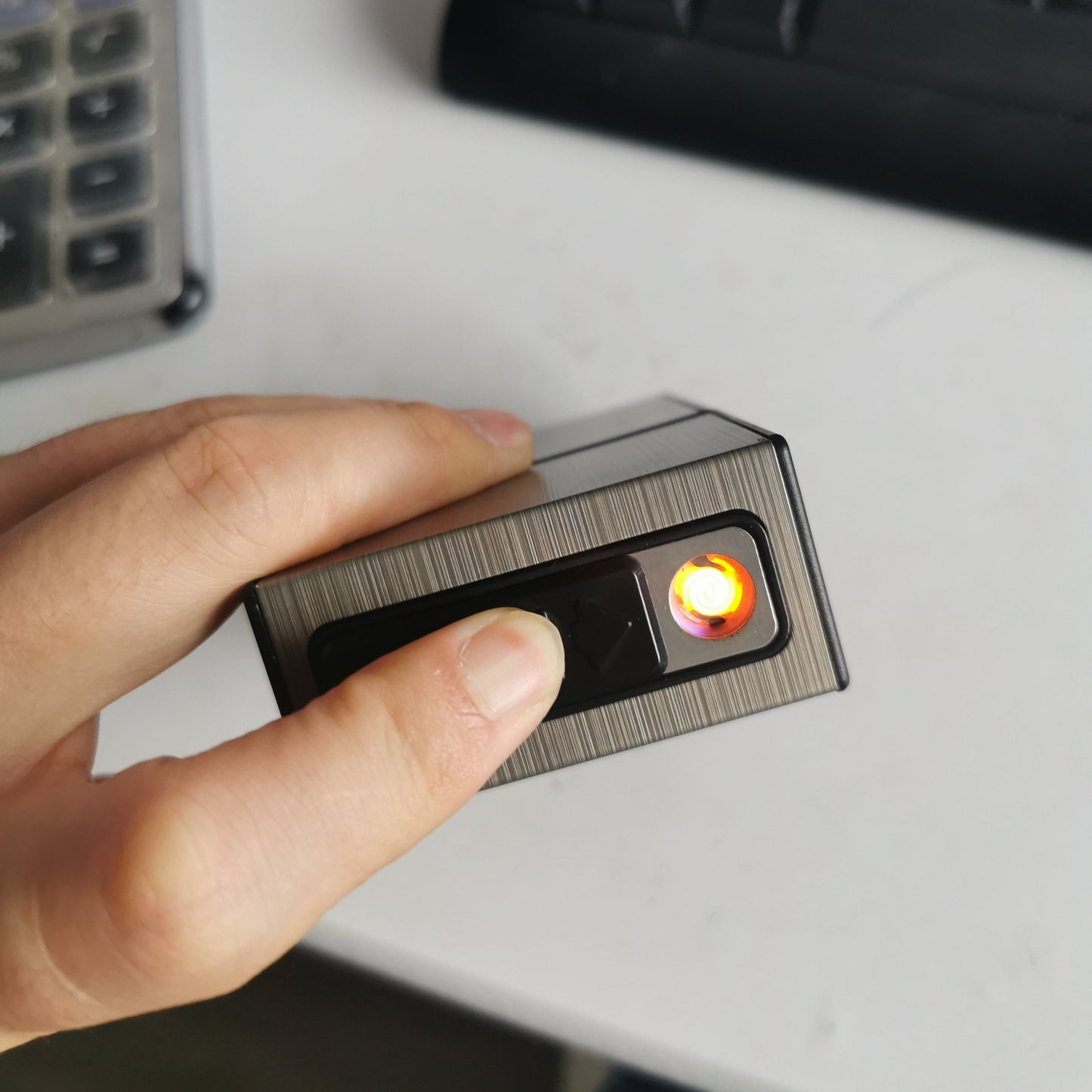 Skanto | 2-i-1 USB oppladbar lighter og sigarettetui - Stilig herre 20-sigarett holder, fuktighetsbestandig og slitesterk