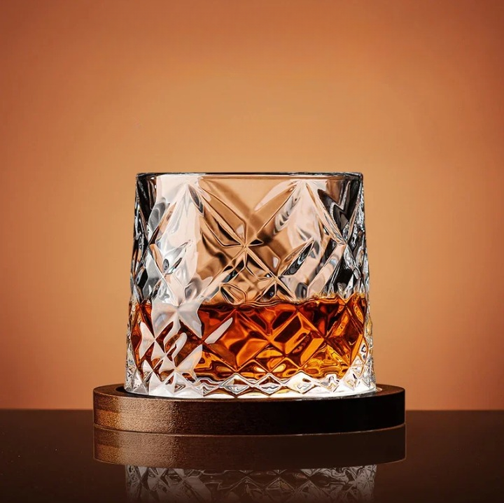 WhiskeySpin - Premium rotating whiskey glass Bowlift