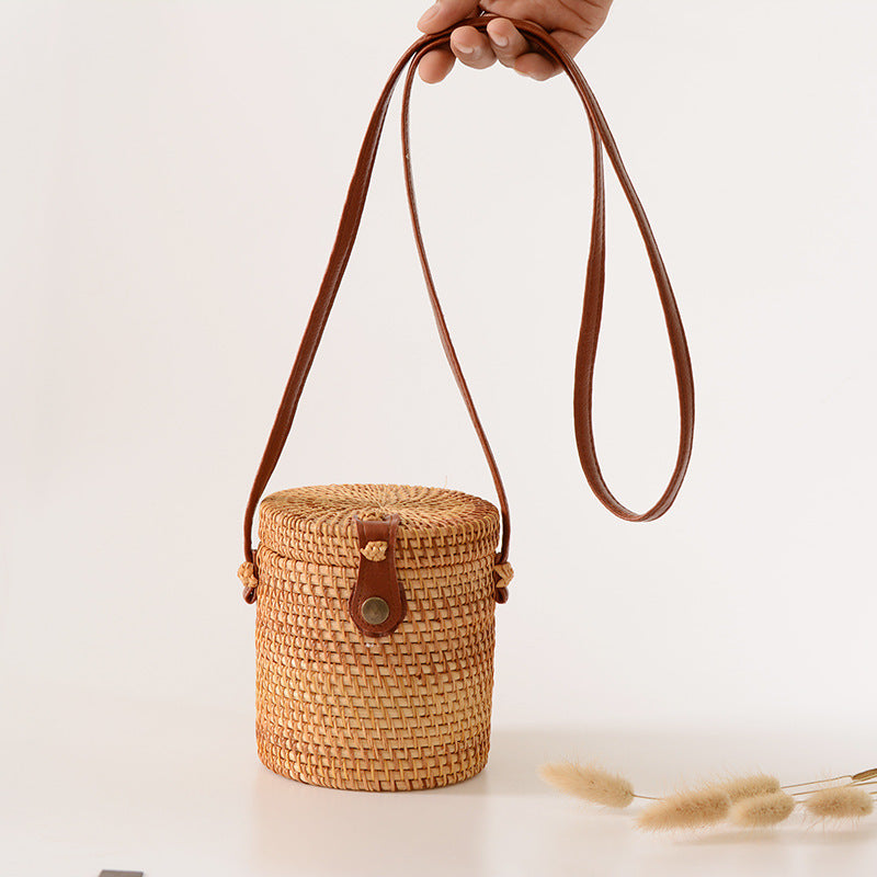 Handwoven basket with leather handle Acalora