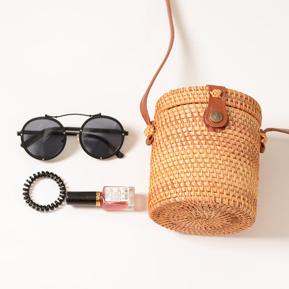 Handwoven basket with leather handle Acalora