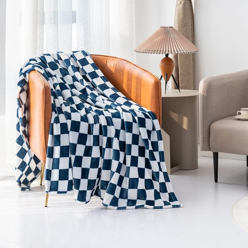 BowLift | Stylish blanket in checkered pattern for your home