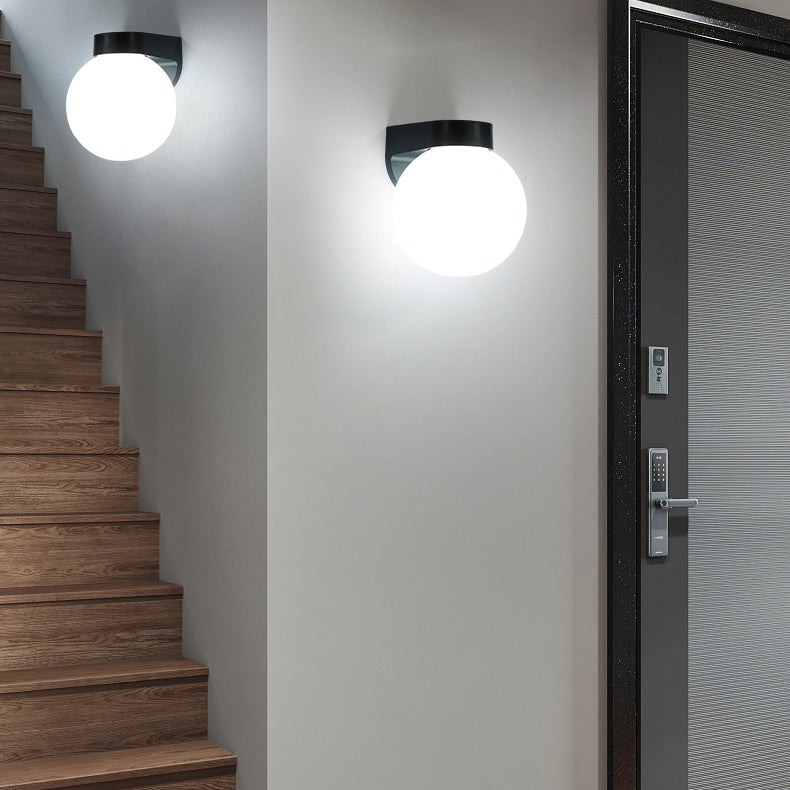 Waterproof, spherical polycarbonate-acrylic wall light with one light for the patio