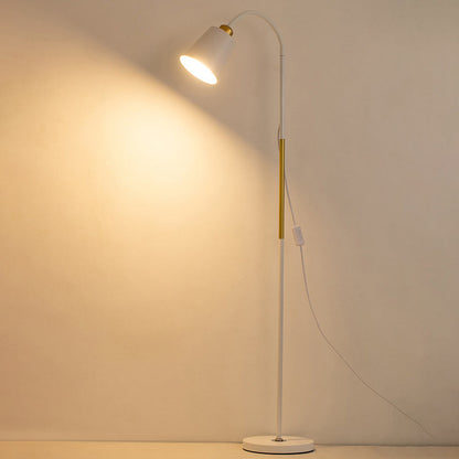Wandbeleuchtung durch weiße Lampe mit Holzdetail, warmes Licht