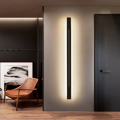 Skanto | LED Wall Lamp | Modern Vertical Black Indoor Sconce