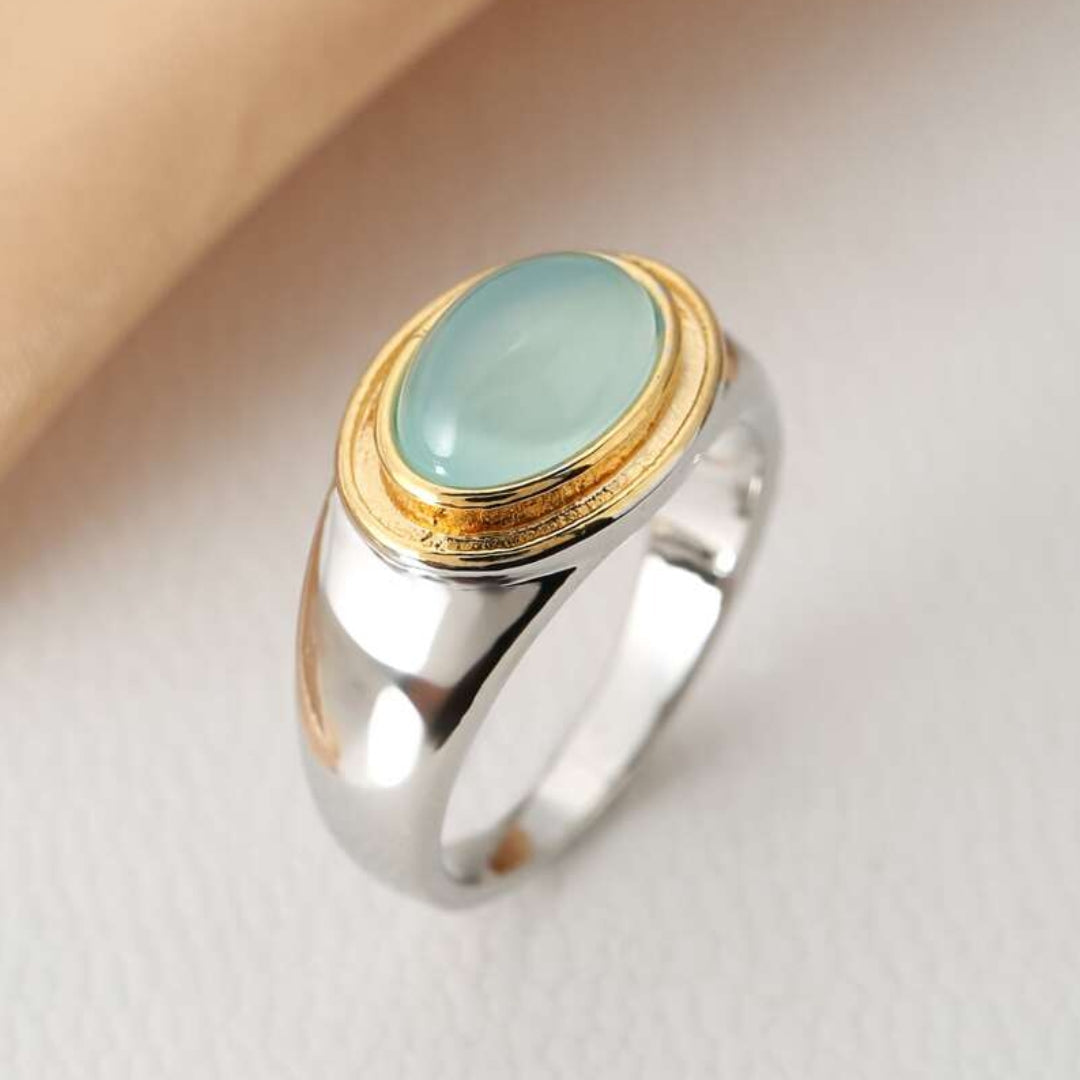 Elegant Vintage Ring with Sparkling Green Stone - Lyanna Skanto