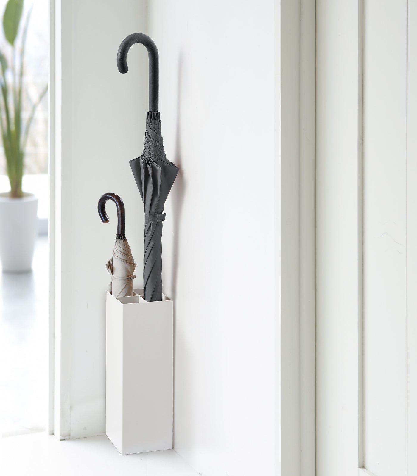 Skanto | RainGuard Compact Umbrella Stand Made of Steel | Modern Design | Space-Saving | Integrated Drip Tray