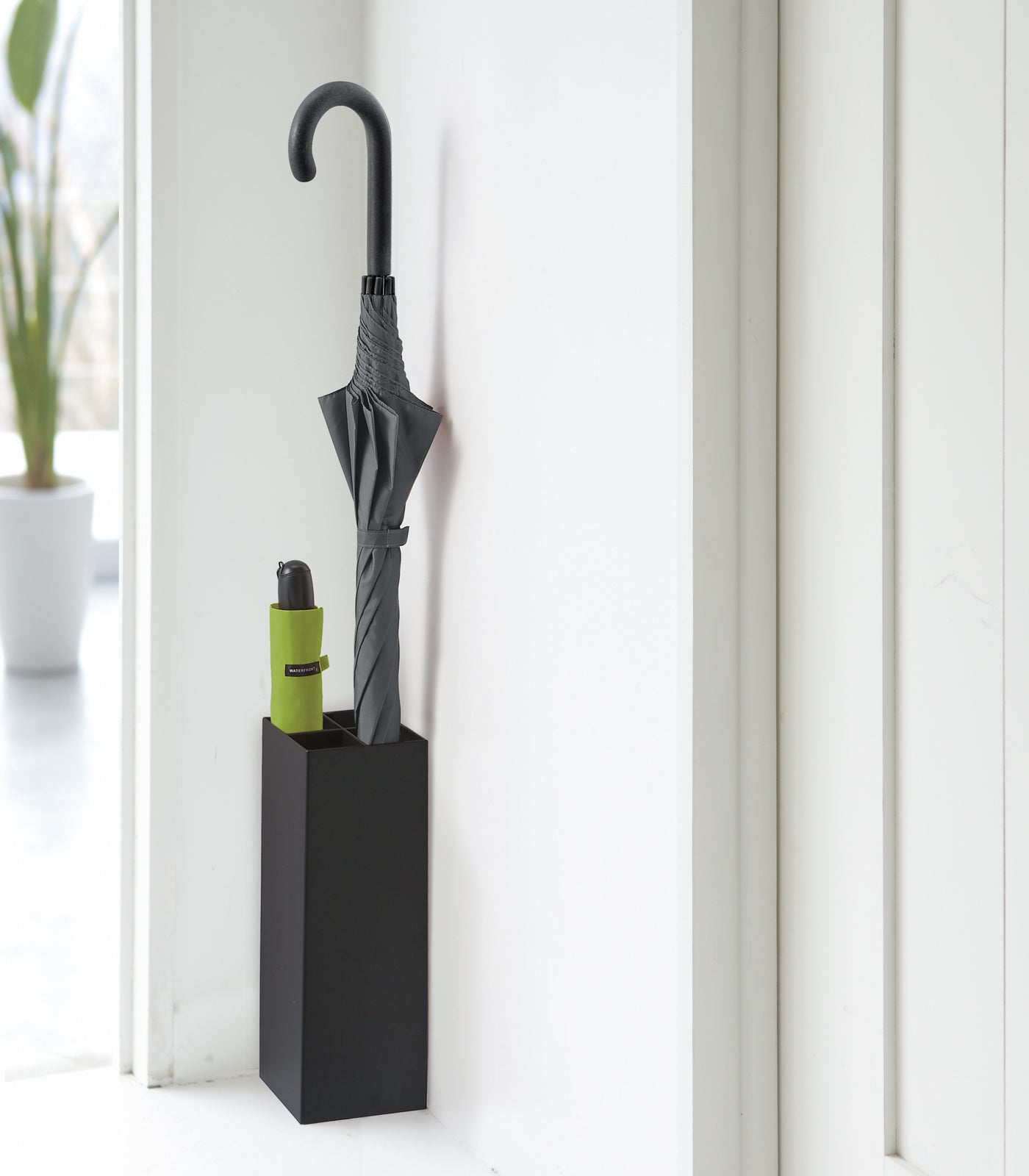 Skanto | DryKeep – Small Steel Umbrella Stand with Drip Tray and Non-Slip Base