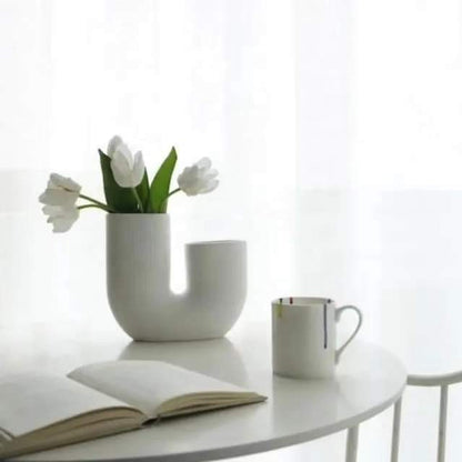 Frendorf | U-shaped minimalist vase