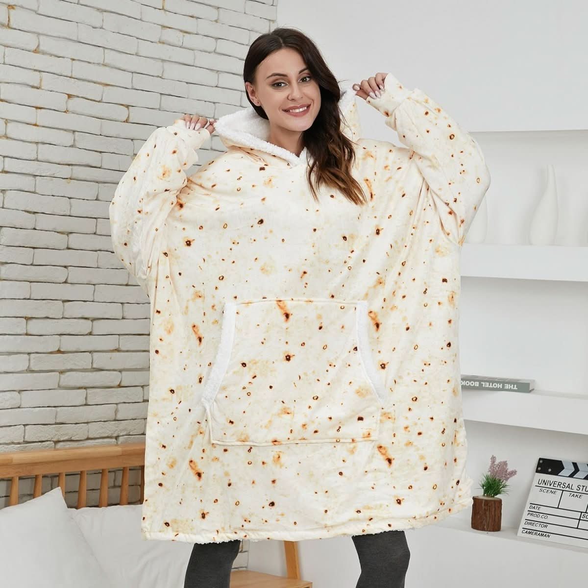 Skanto | Fleece Hoodie Blanket for Ultimate Comfort
