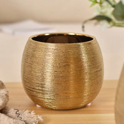 BowLift | Gold-coated flower pot