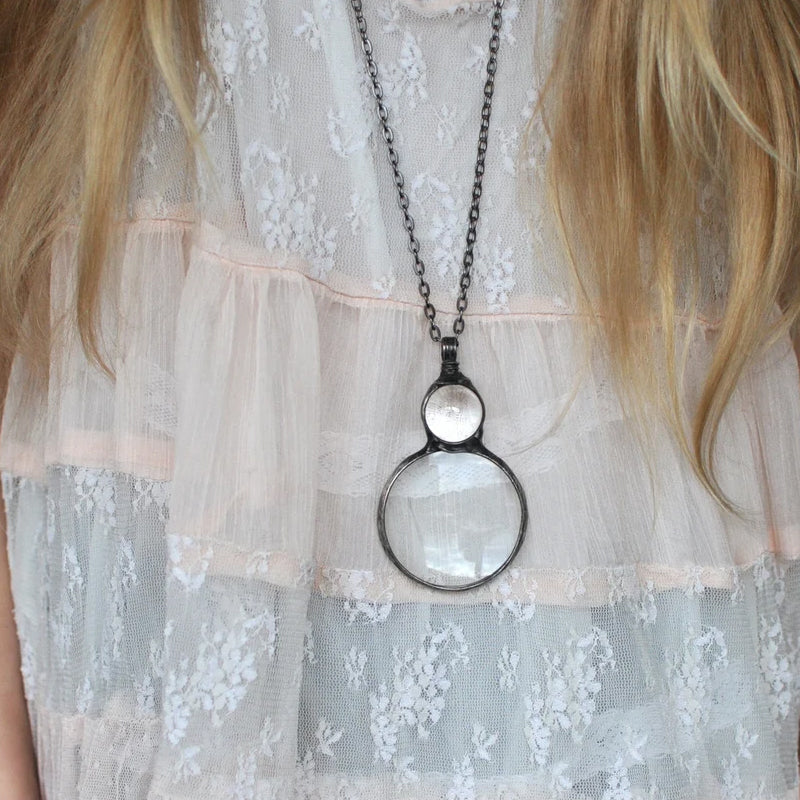 BowLift | Elegant Necklace with Magnifying Pendant
