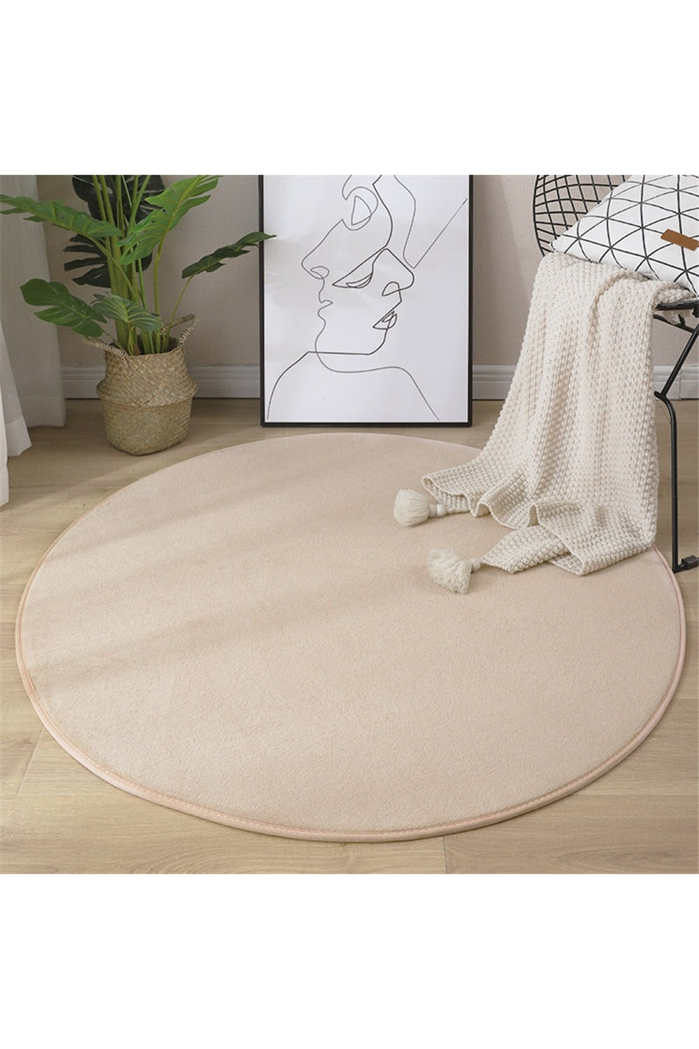 Soft, round rug with coral pattern