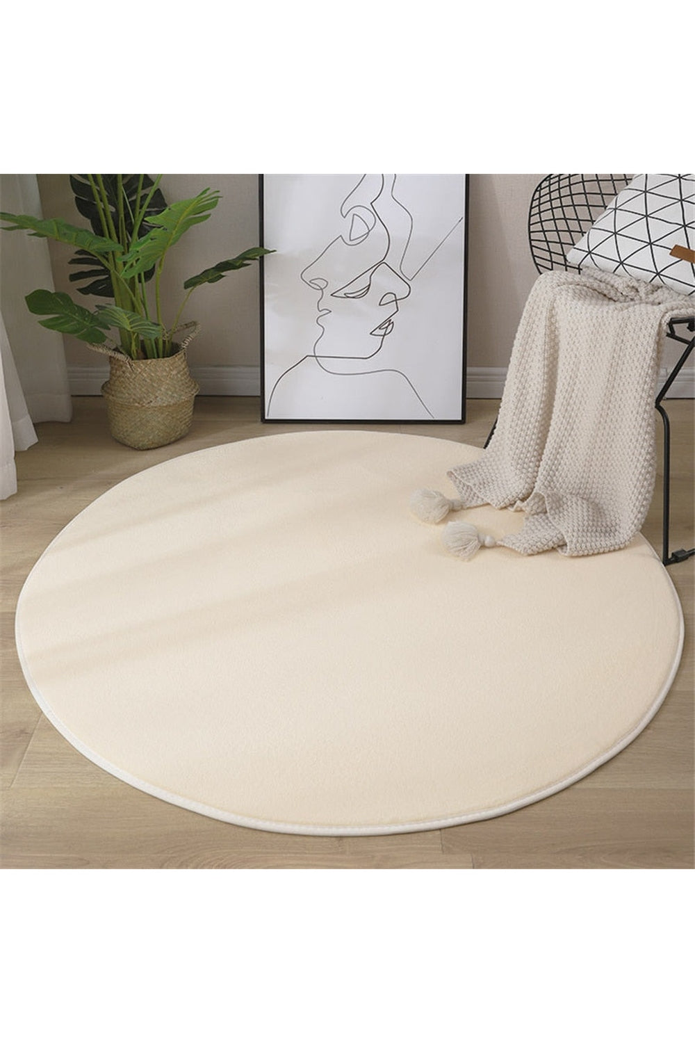 Soft, round rug with coral pattern