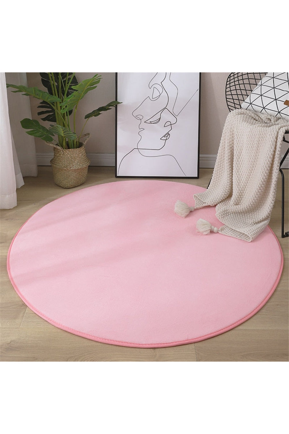Soft, round rug with coral pattern
