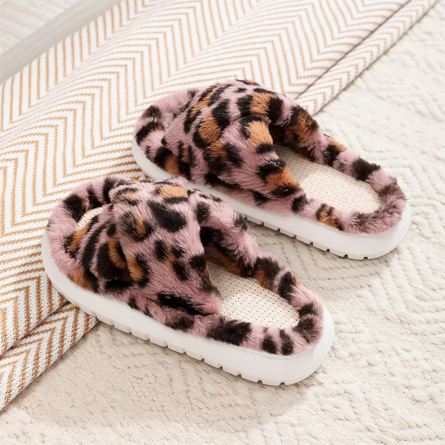 Sofie - Plush-lined slippers with cross straps