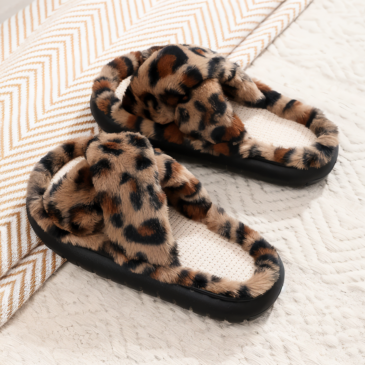 Sofie - Plush-lined slippers with cross straps