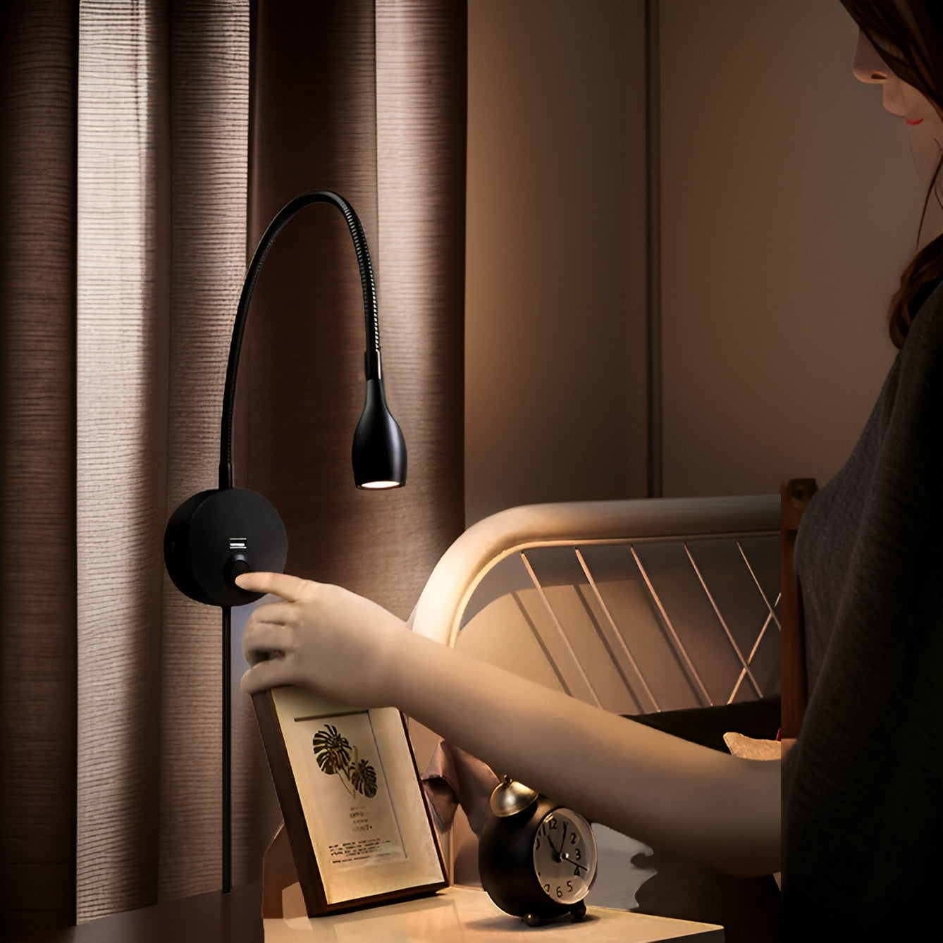 BowLift | TouchGlow - 2-in-1-Swan-neck wall lamp with USB charger for cozy reading evenings