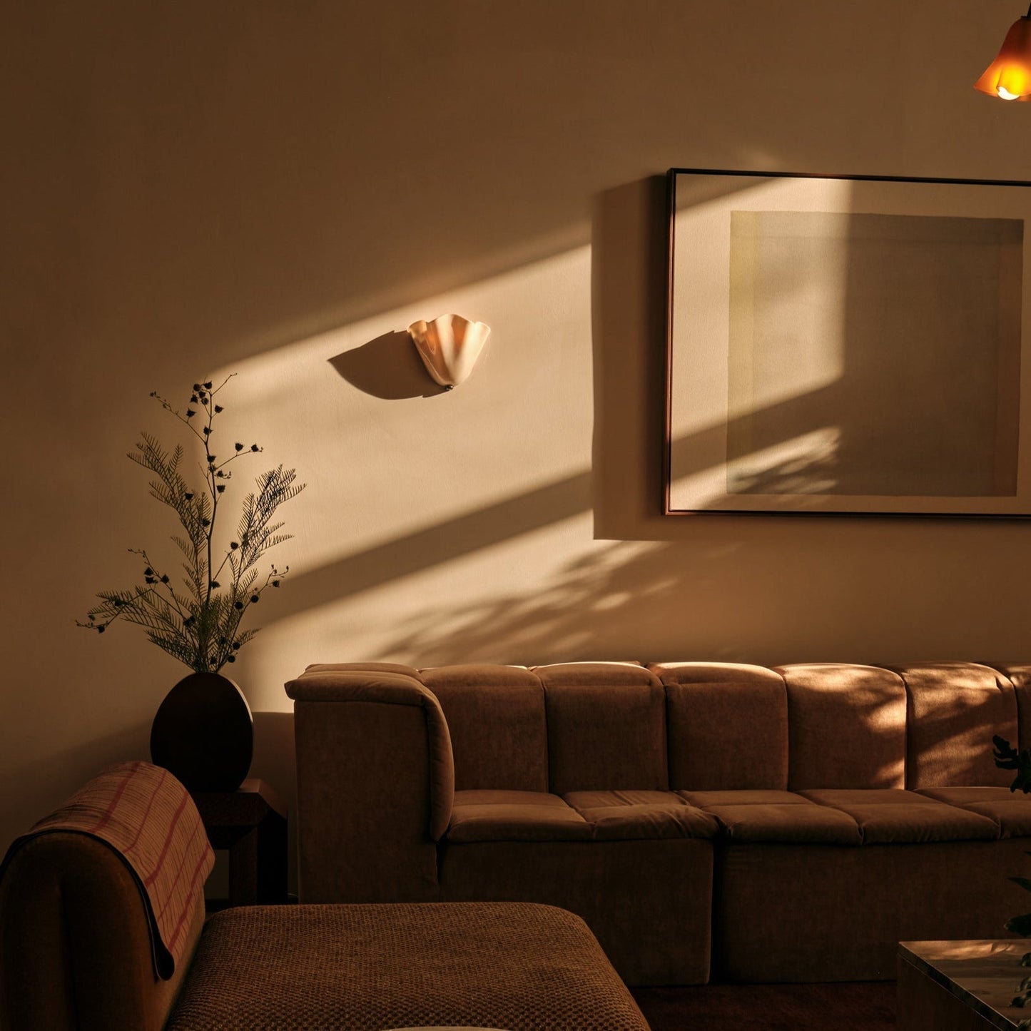 BowLift | Retro Wall Lamp of Colored Glass in Skirt-Shaped Shell Pattern