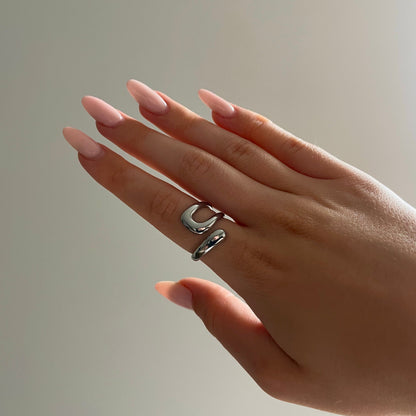 BowLift | Sculptural Silver Ring – Modern Design for Timeless Elegance