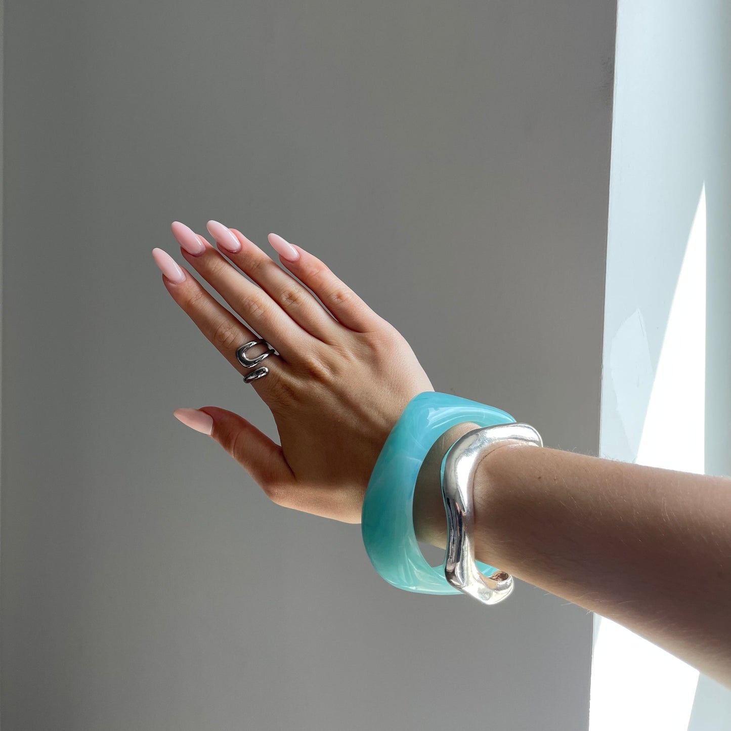 BowLift | Sculptural Silver Ring – Modern Design for Timeless Elegance