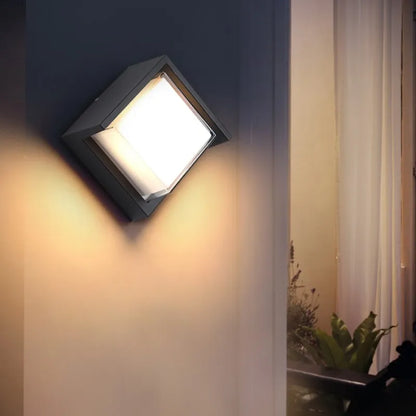 Modern outdoor wall light for garden and terrace | Karnz