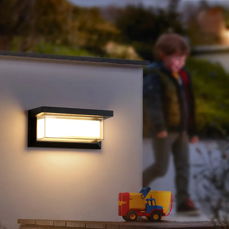 Modern outdoor wall light for garden and terrace | Karnz