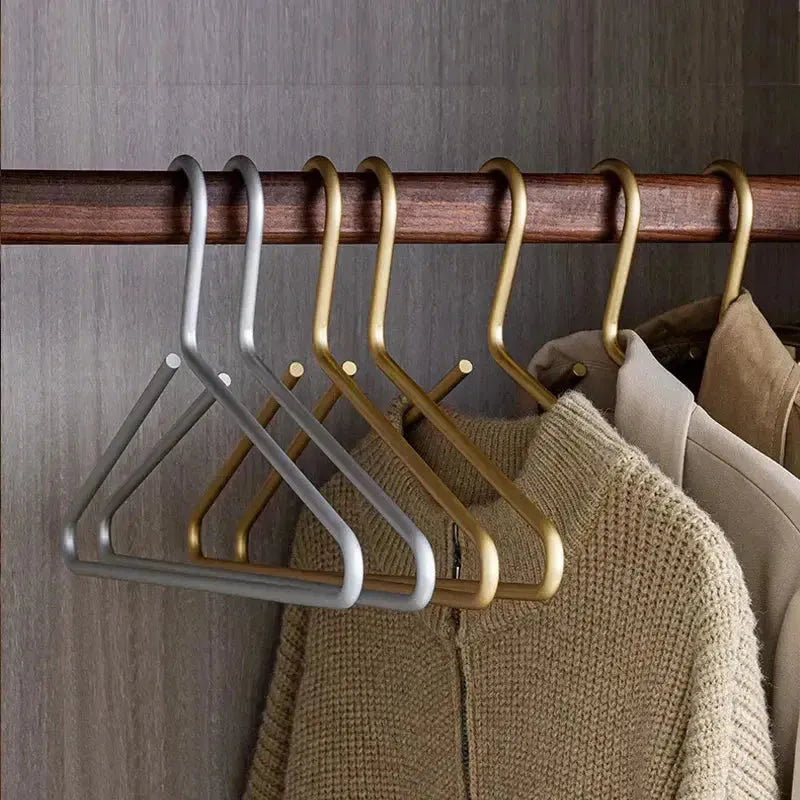 Skanto | Luxury Suit Matte Hanger Set 4 Plus 1