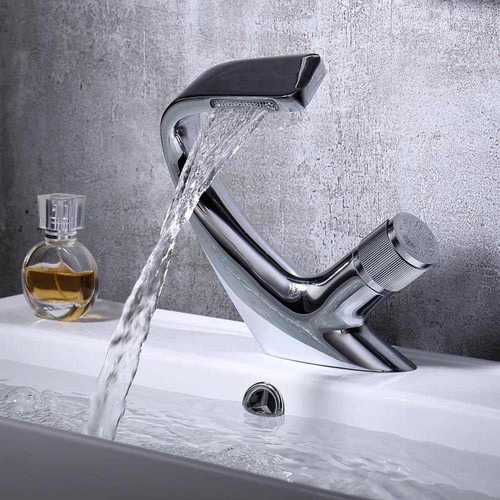Skanto | AQUACASCADE Servantkran – Modern Waterfall Bathroom Mixer in Solid Brass