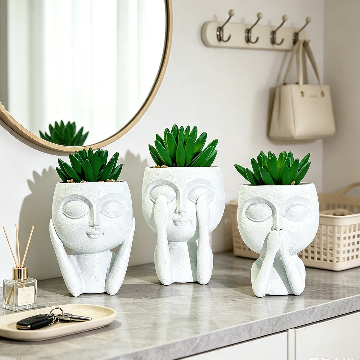 Plant pot with face motif Acalora