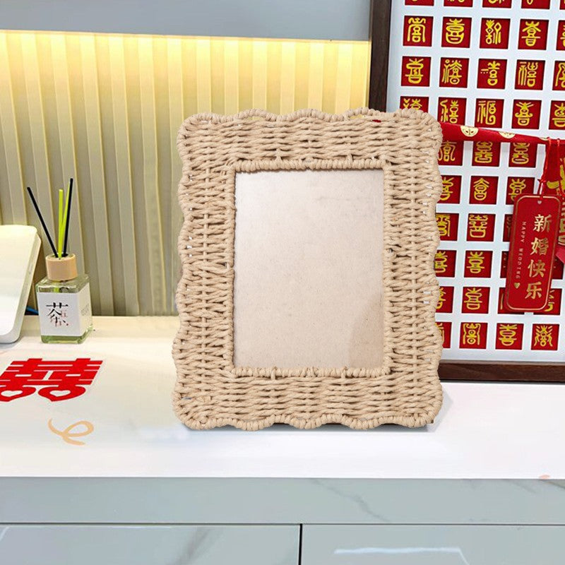 Playful picture frame in rattan style Acalora